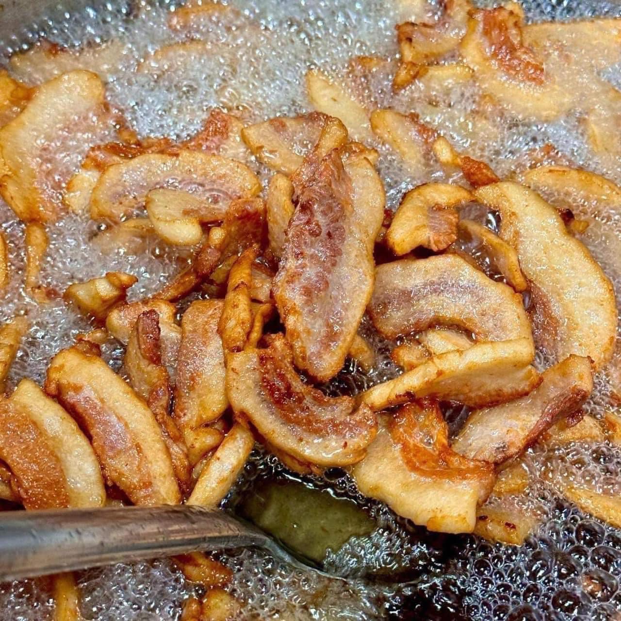 Tóp mỡ đang chiên